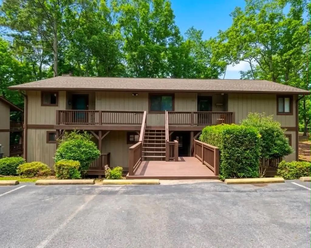 1201 Fairway Oaks