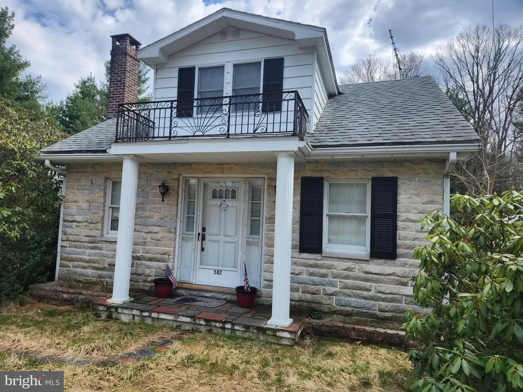 582 Fairview St