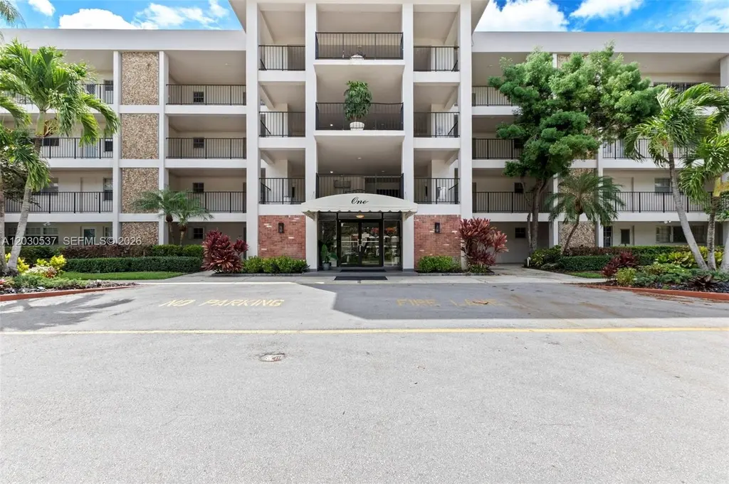 2800 N Palm Aire Dr #405