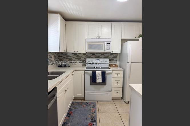 9540 Sunrise Lakes Blvd #208