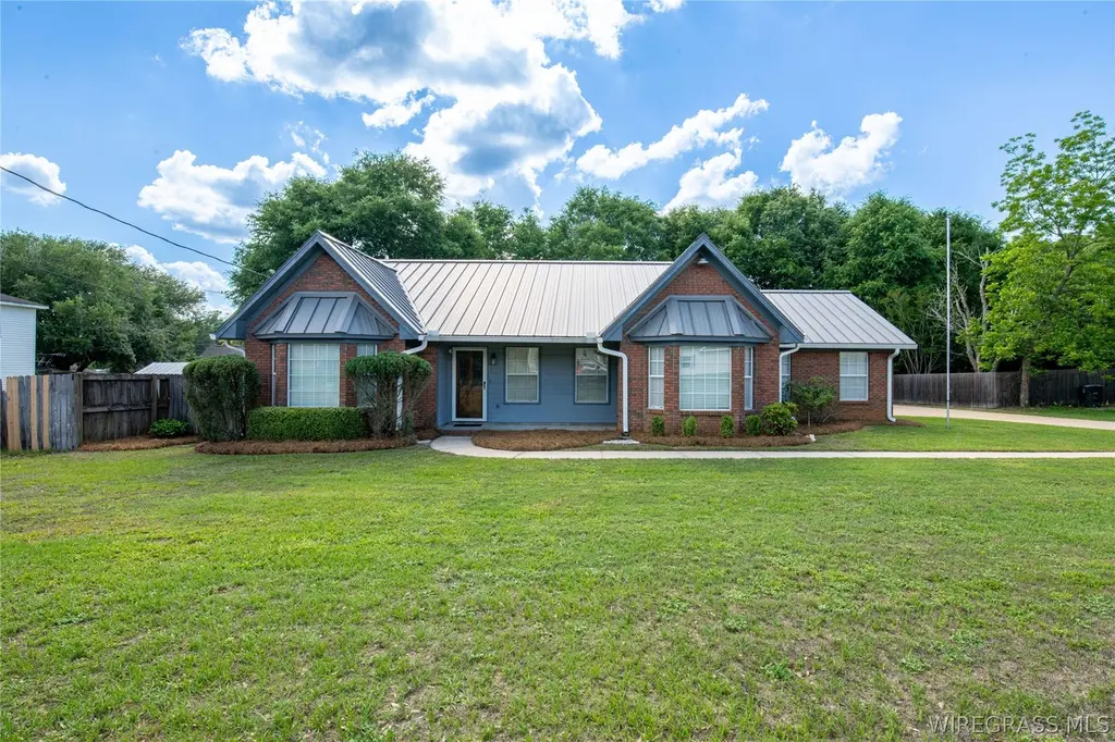 103 N Woodlawn Dr