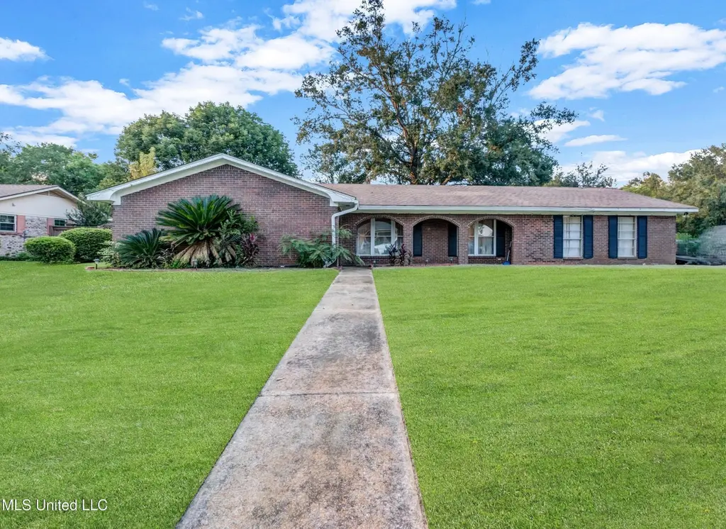 15284 Woody Dr
