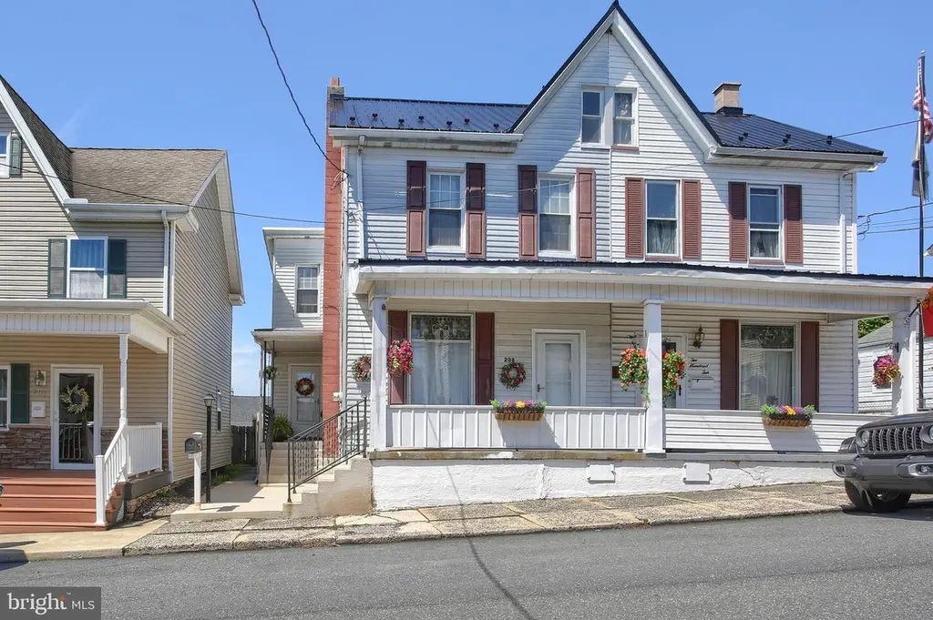 208 East St