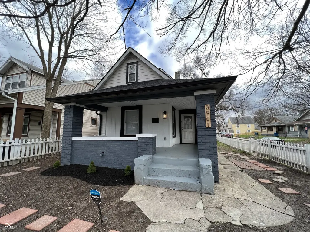 3901 Rookwood Ave