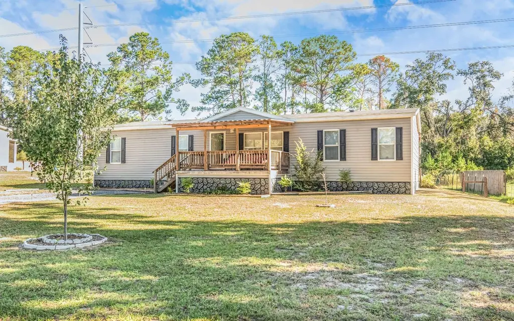 228 NW Whitney Gln