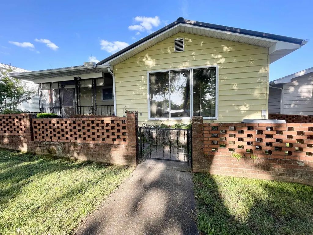 207 Parliament Dr