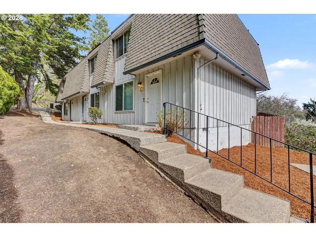 174 NW Stoneway Dr