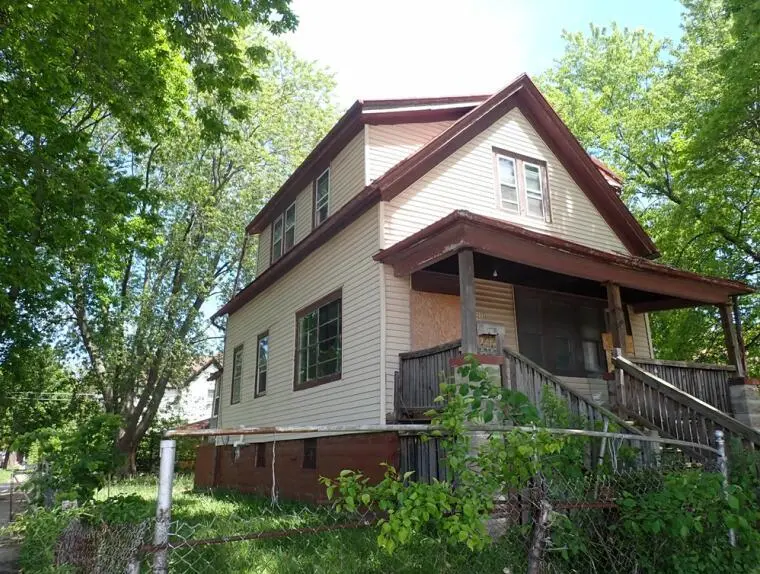 2532 W Lloyd St