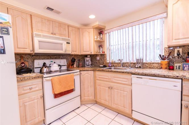 9861 Sunrise Lakes Blvd #101