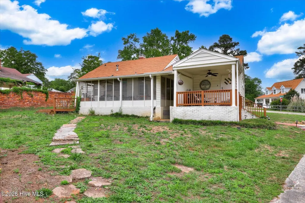 1002 Eustis Dr