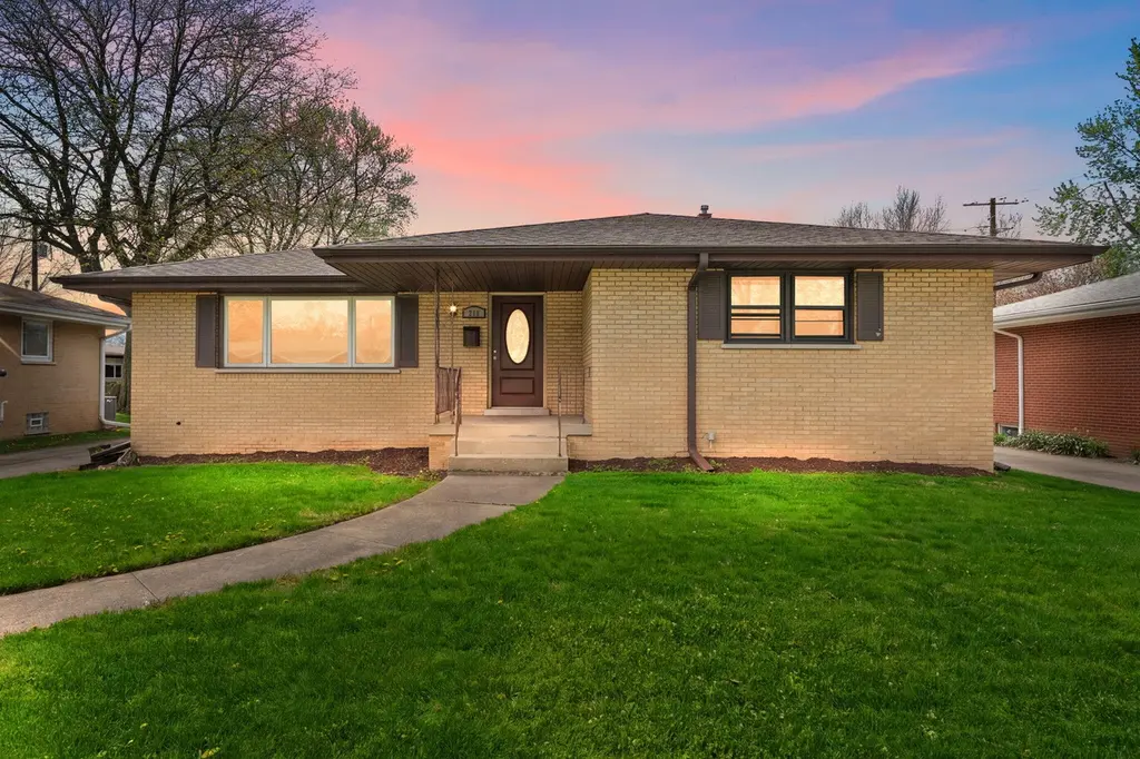 218 Lawndale Dr