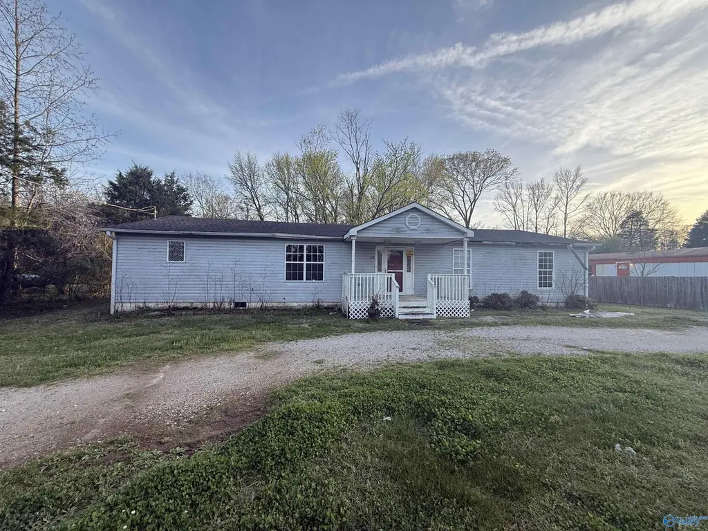 886 Plummer Rd NW