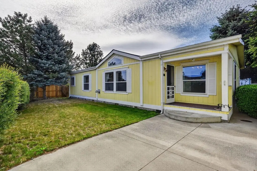 826 NE Shoshone Dr
