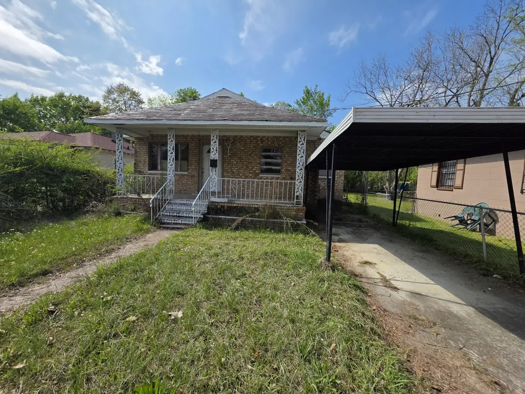 1589 Holley St