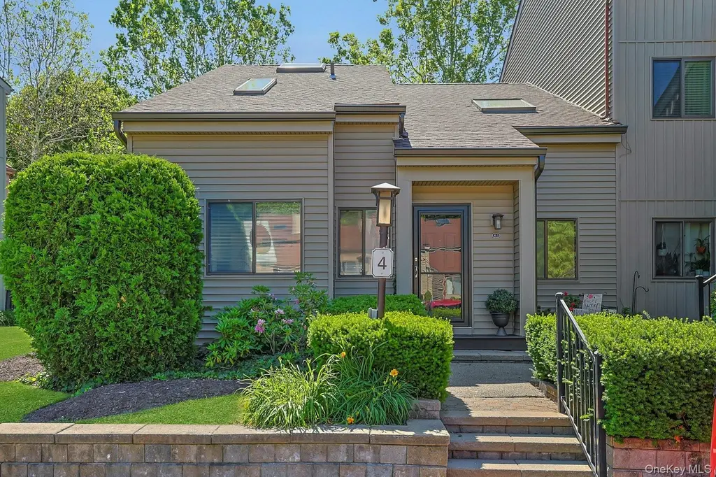 4 Steven Dr #1