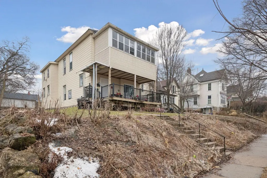 306 King St W