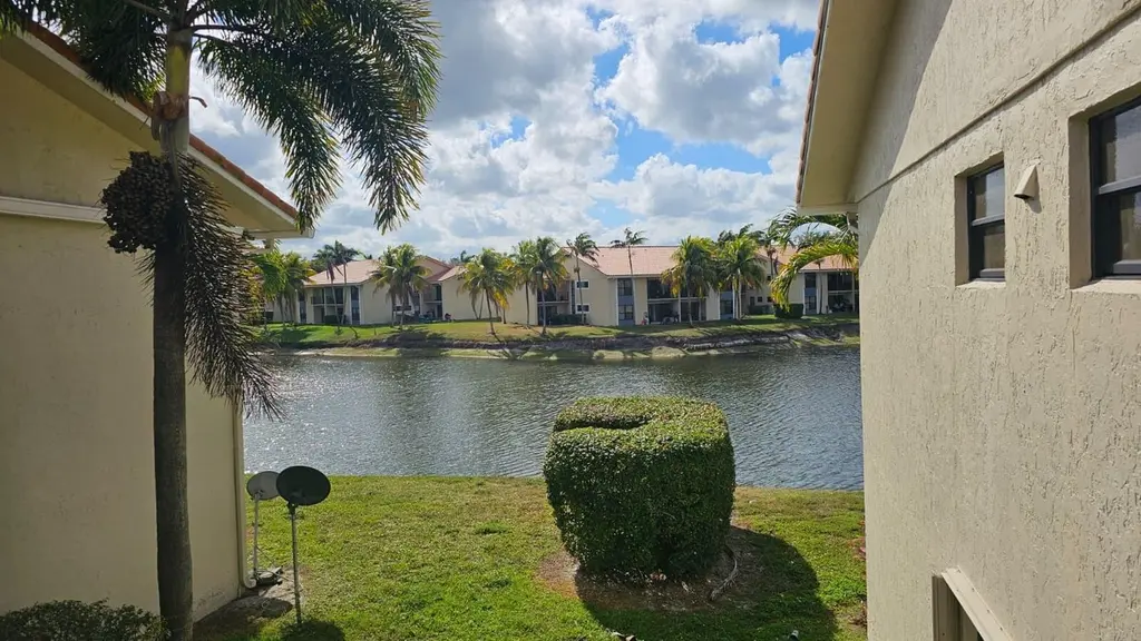 1517 Lake Crystal Dr Unit E