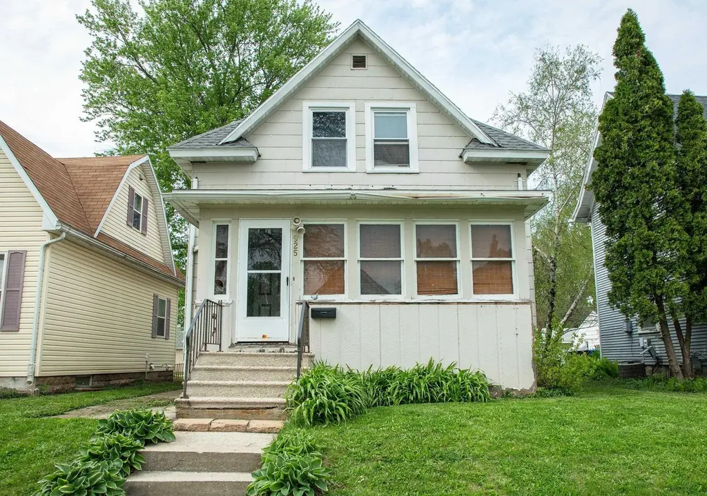 925 Forest Ave