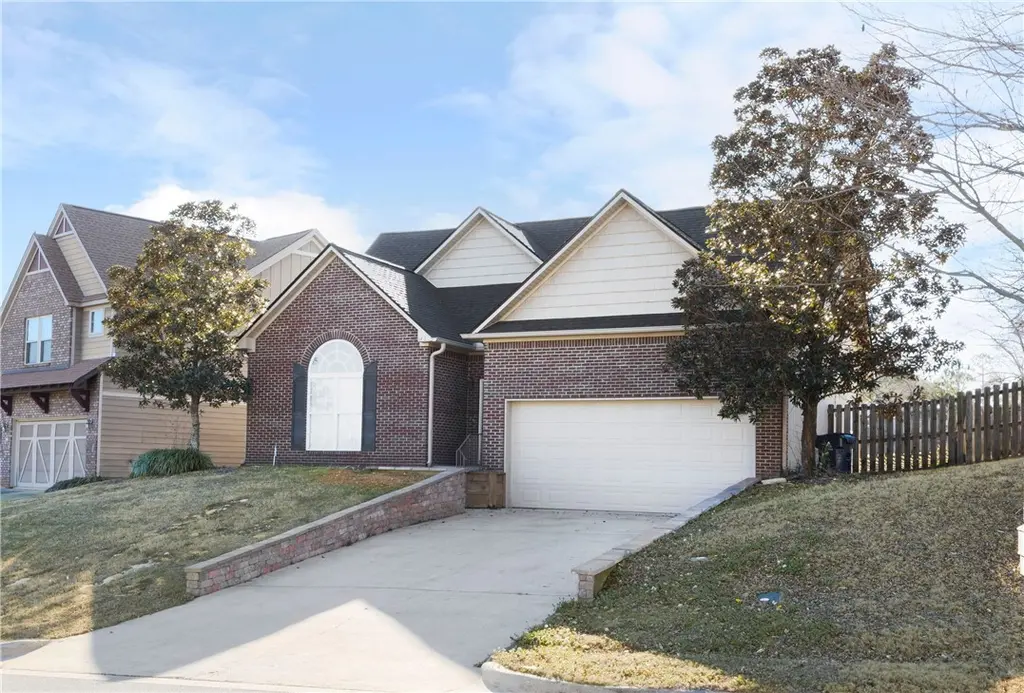 2201 Red Tail Ln