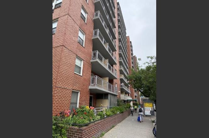 89-15 Parsons Blvd Unit 4B