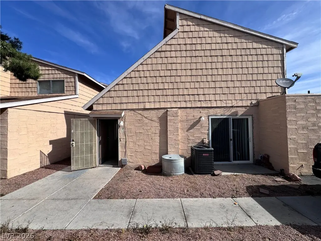 5245 Golden Ln