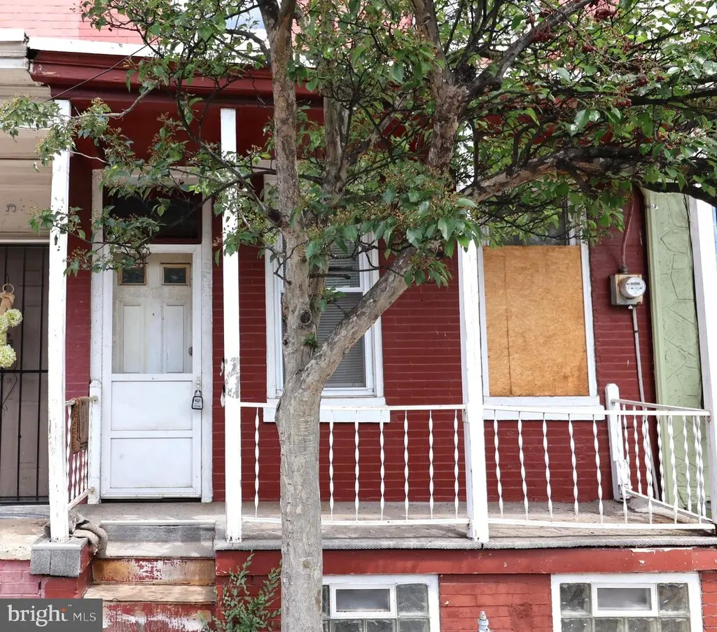573 Line St