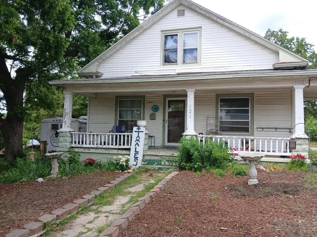 121 E 10th St