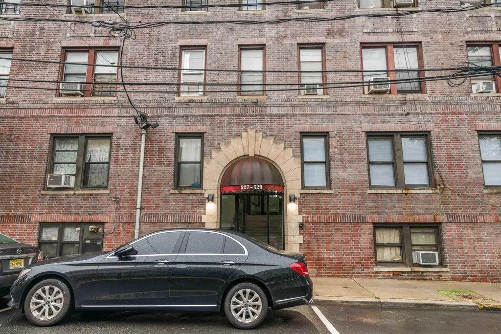 527-29 34TH St Unit B4