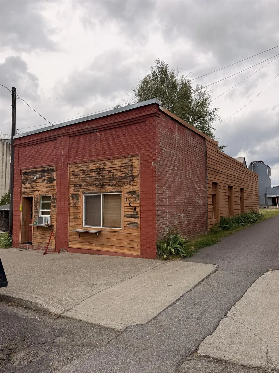 108 W 5th St