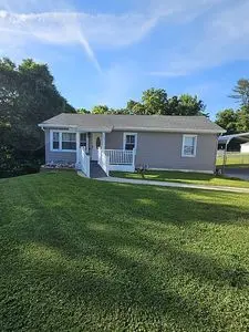 447 Hollywood Heights Rd