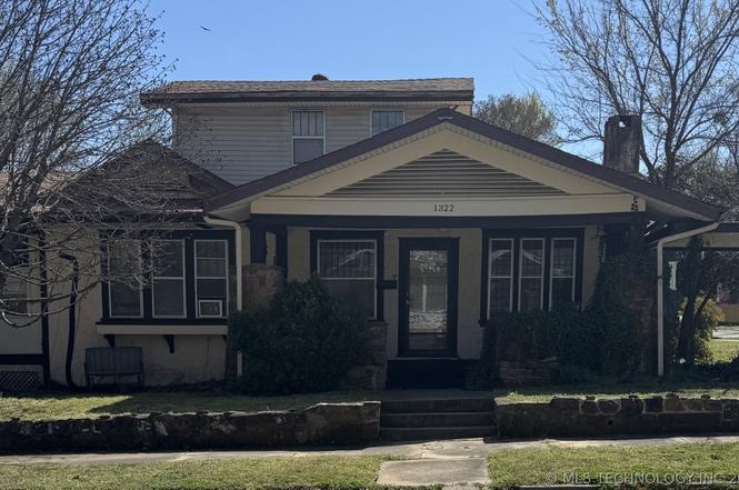 1322 W Easton Pl
