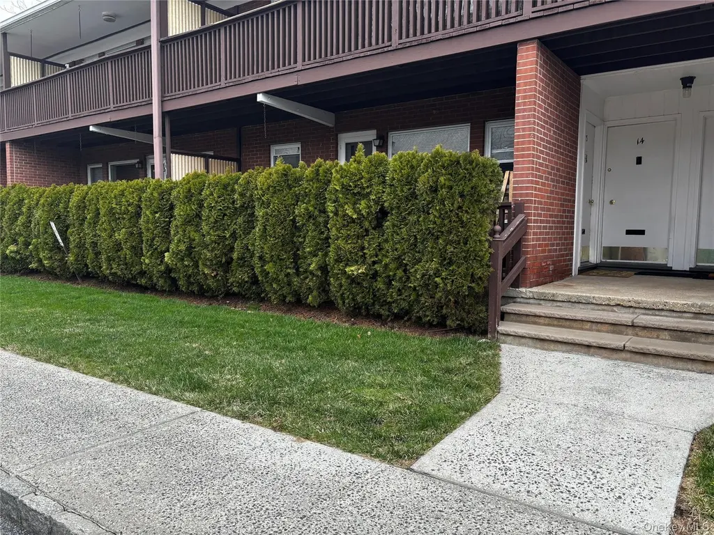 425 Tompkins Ave #13