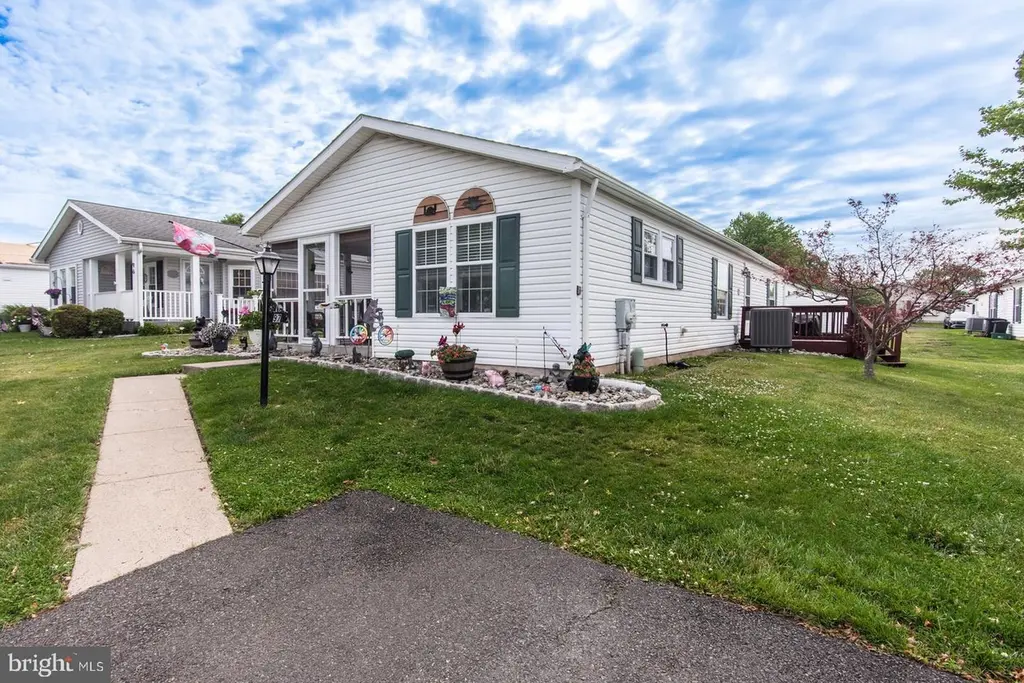 97 Acorn Ct E