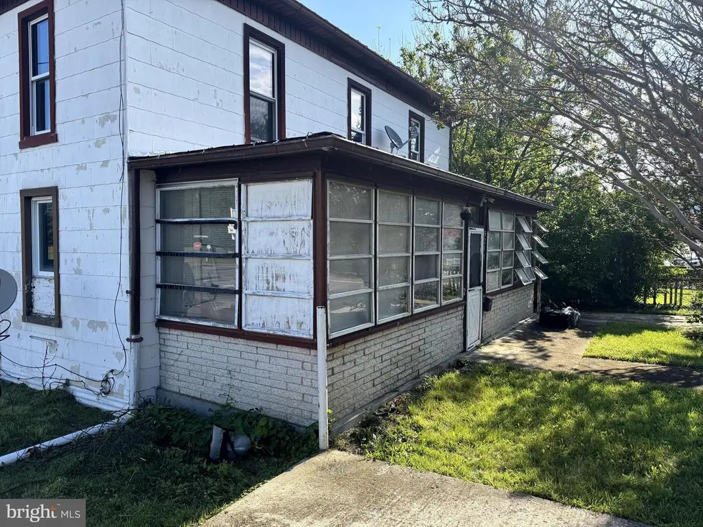 521 W Main St