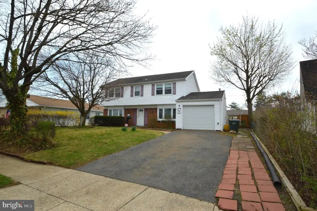 8 Holton Ln