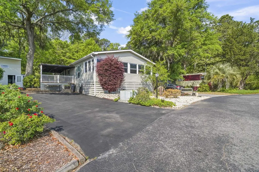 61 Saxon Ct