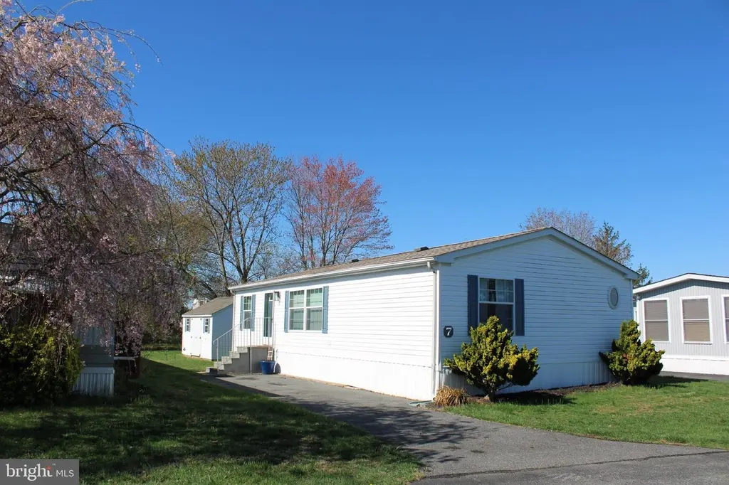 7 Colonial Ln