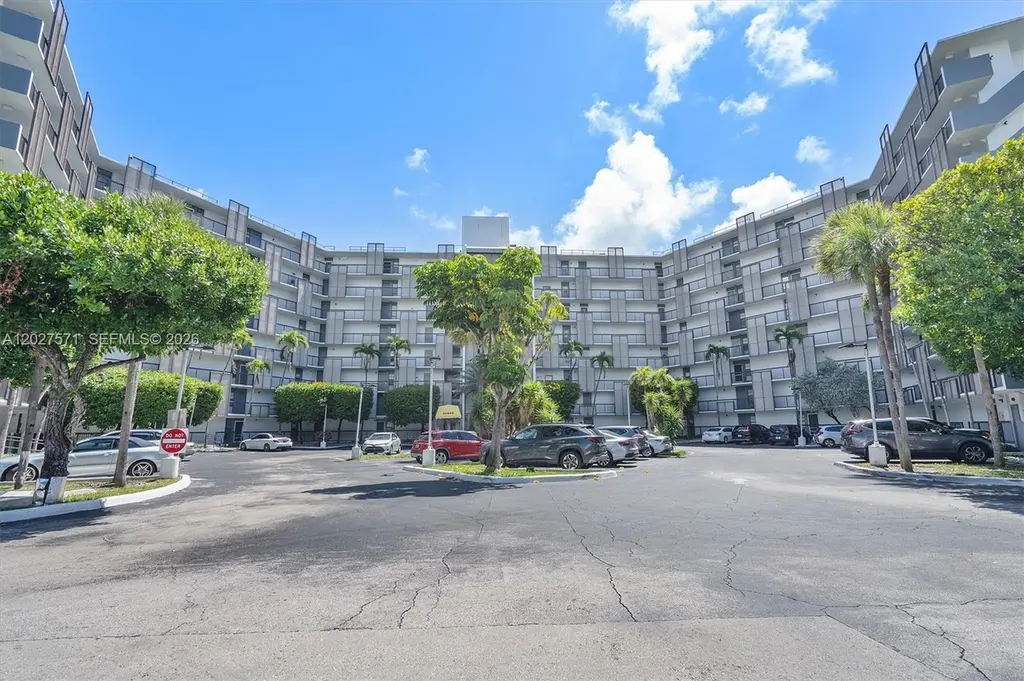 20400 W Country Club Dr #214