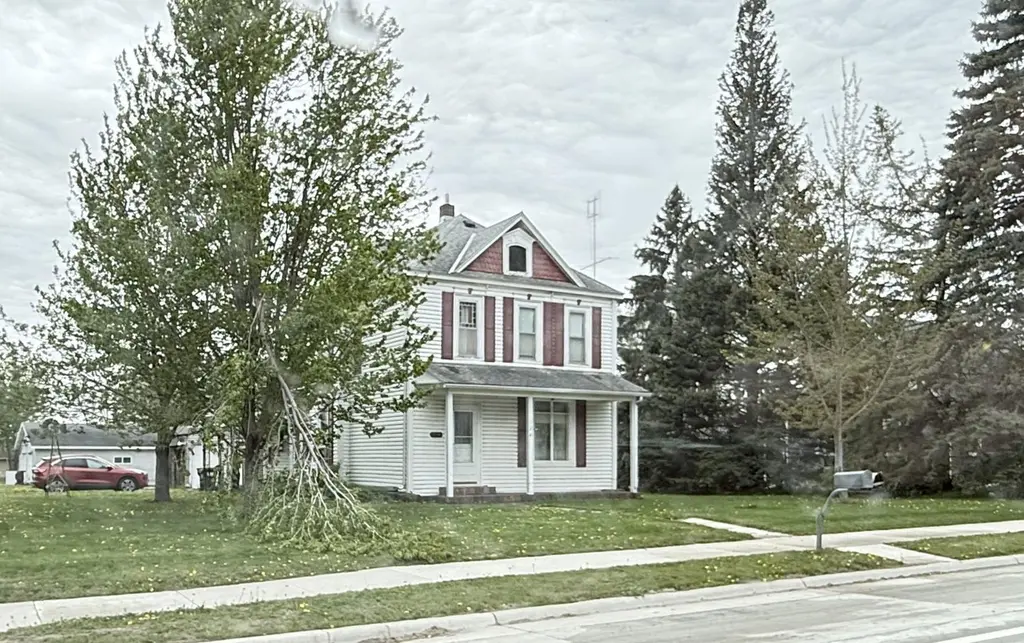 324 E Maple St