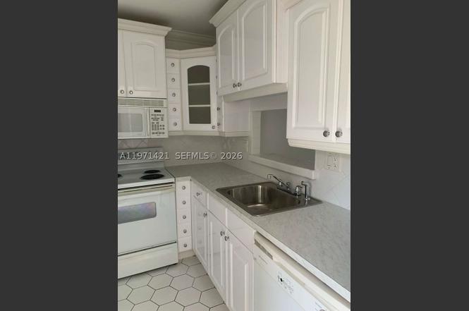 5003 NW 35th St #405