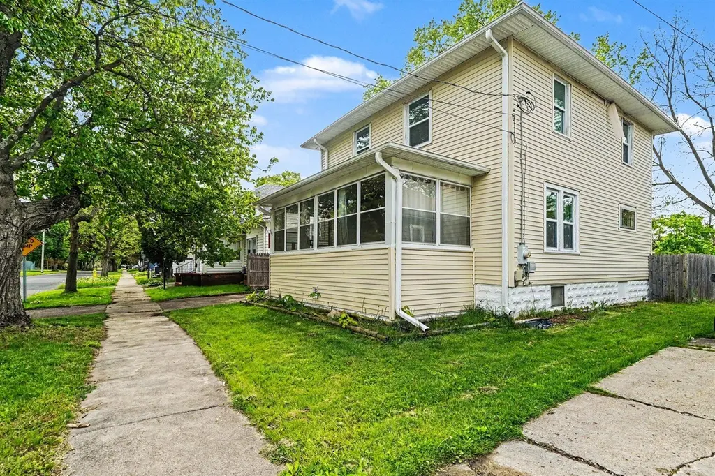 705 William St