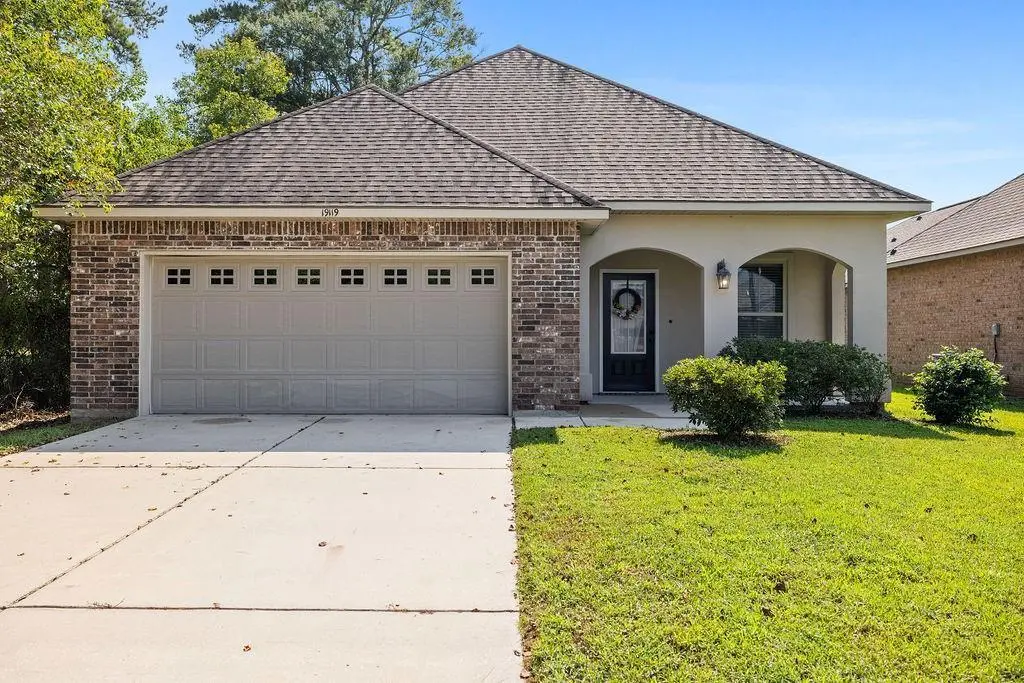 19119 Greenleaf Cir