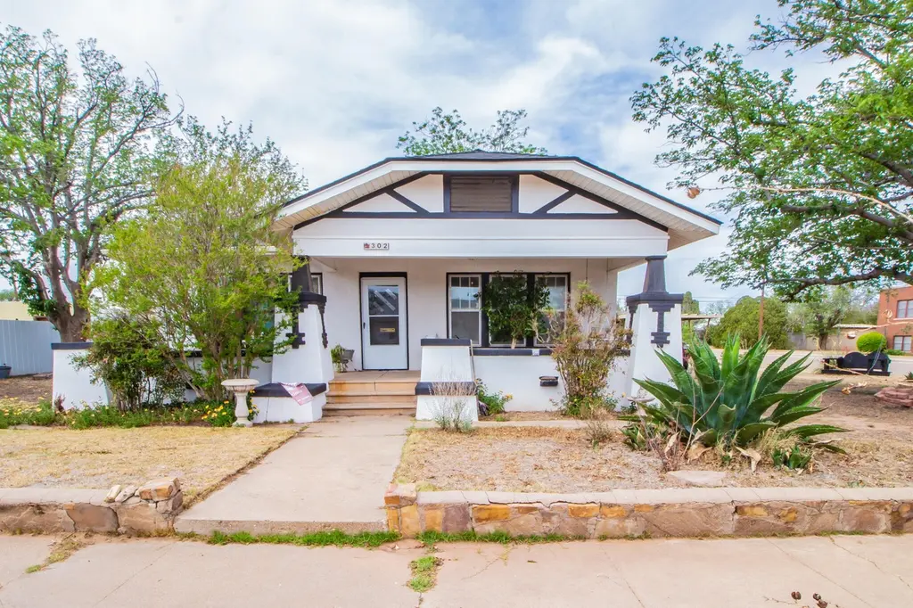 302 W 10th St