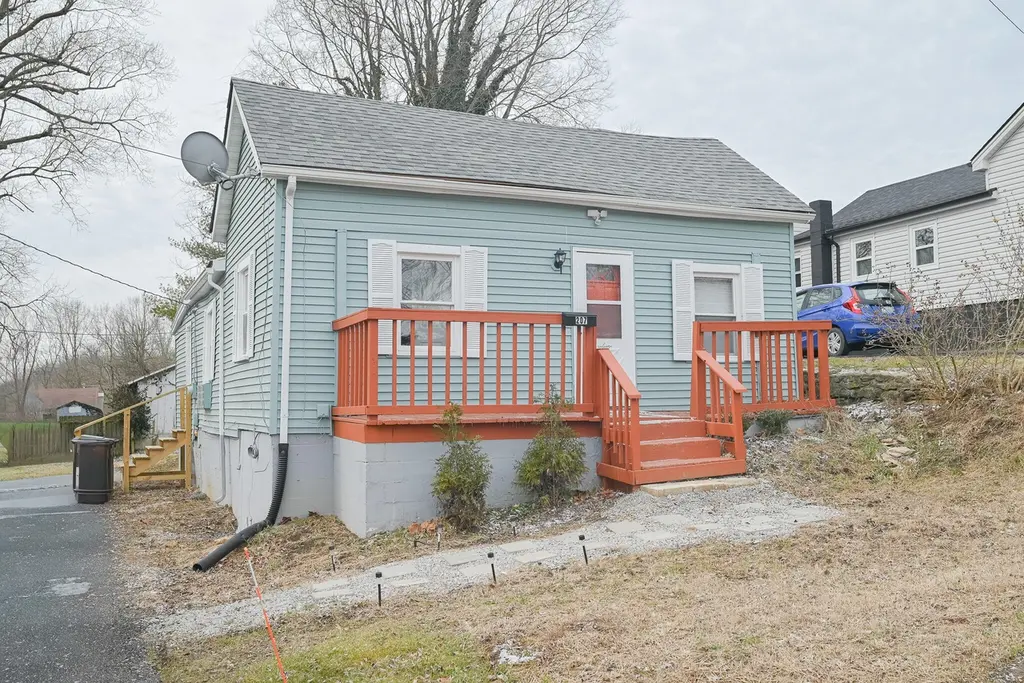 207 W 4th St