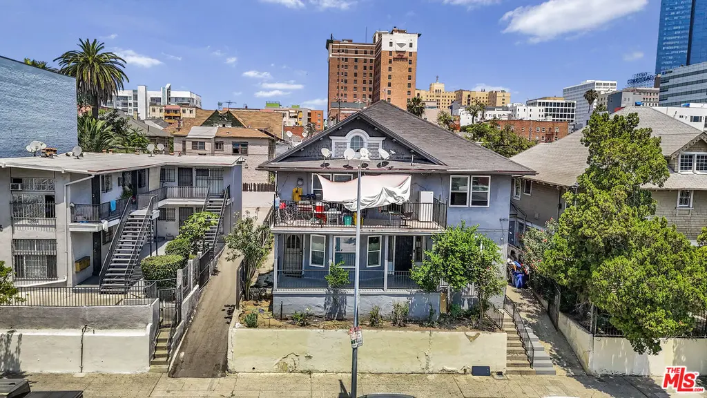 1247 W 8th St
