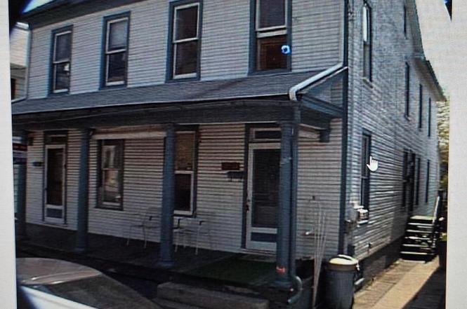 226-2261/2 E Poplar St