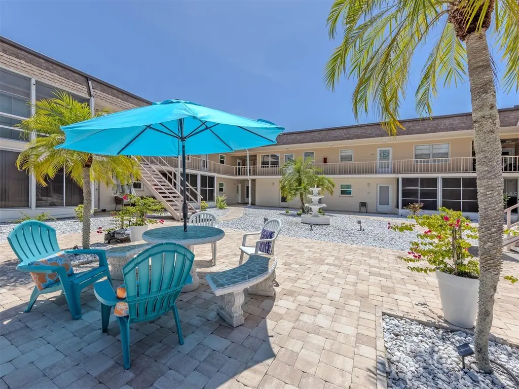 537 Manatee Ct #204