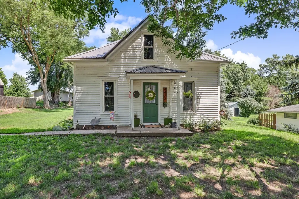 4423 Main St