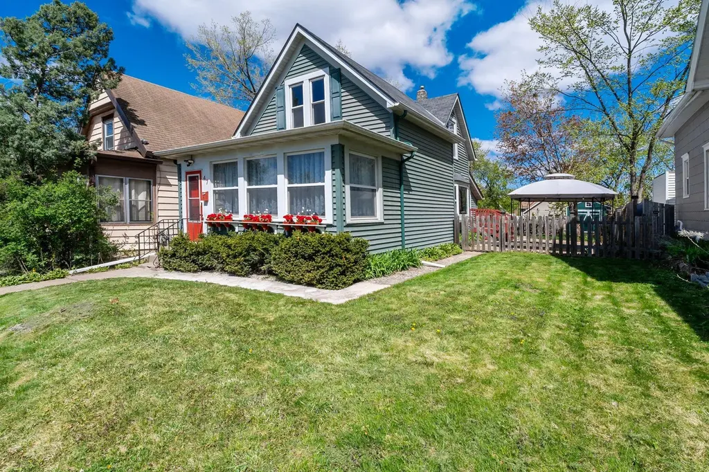 47 Lawson Ave W