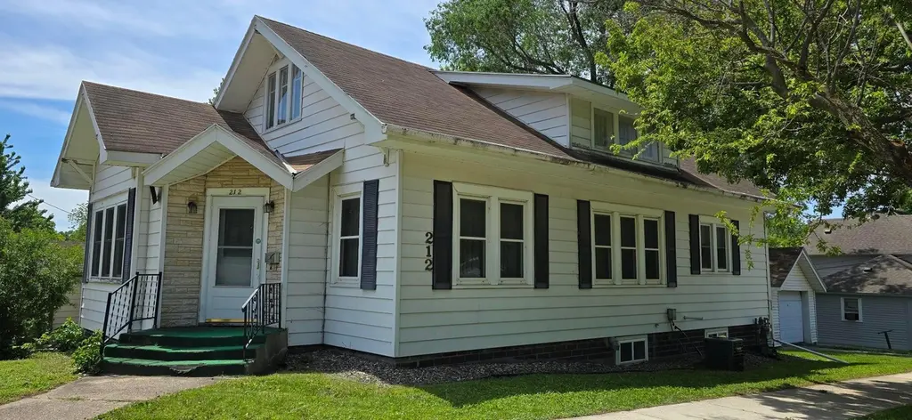 212 E 5th St